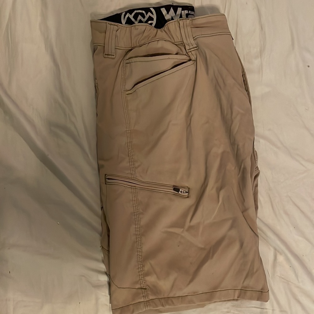 Wrangler cargo shorts. - Picture 3 of 3